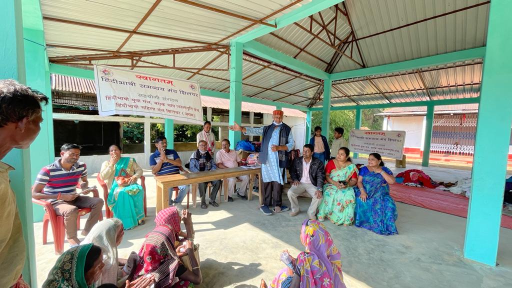 कुरकुरी के तीन चाय बागानों में हिंदीभाषी समन्वय मंच द्वारा जरूरतमंद लोगों को कंबल और शीतकालीन वस्त्र वितरित