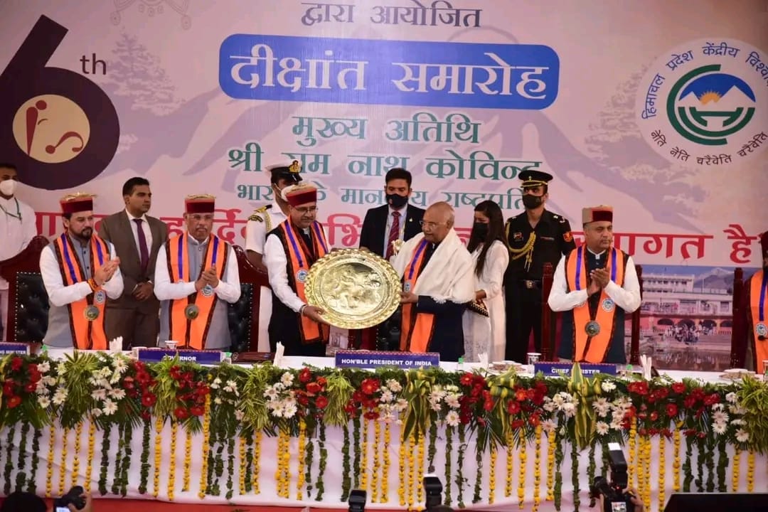 विश्वविद्यालय ने समारोह में ड्रेस कोड का किया भारतीय करण