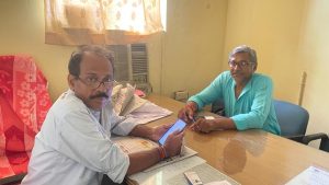बीएसएनएल के उपमहाप्रबंधक से वार्ता करते हुए हमारे प्रतिनिधि