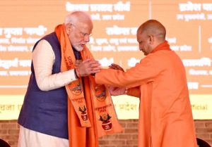 त्रिवेणी पर पीएम मोदी का संगम अभिषेक: वैदिक मंत्रोच्चार के बीच गूंजा महाकुंभ का संकल्प