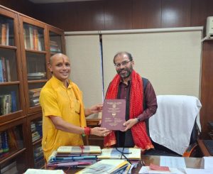 भारतीय दार्शनिक अनुसंधान परिषद नई दिल्ली के सदस्य सचिव प्रो. सच्चिदानंद मिश्रा जी को शोधप्रबन्ध समर्पित करते हुए डॉ. अभिषेक कुमार उपाध्याय